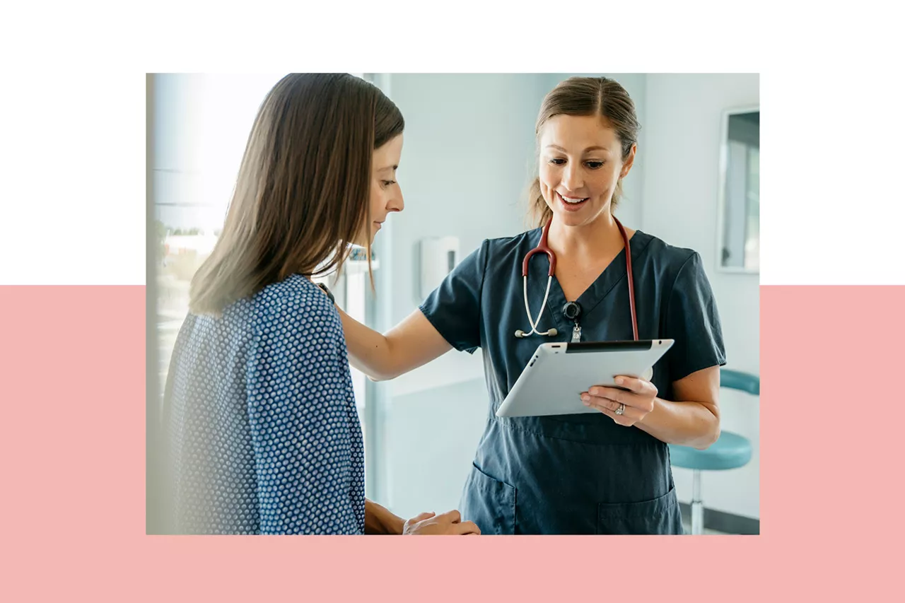 Una médica hablando con una chica mientras le toca el hombro