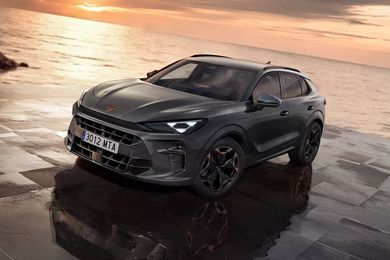 Un coche de Renting Cupra Leon, en una sala, vista lateral