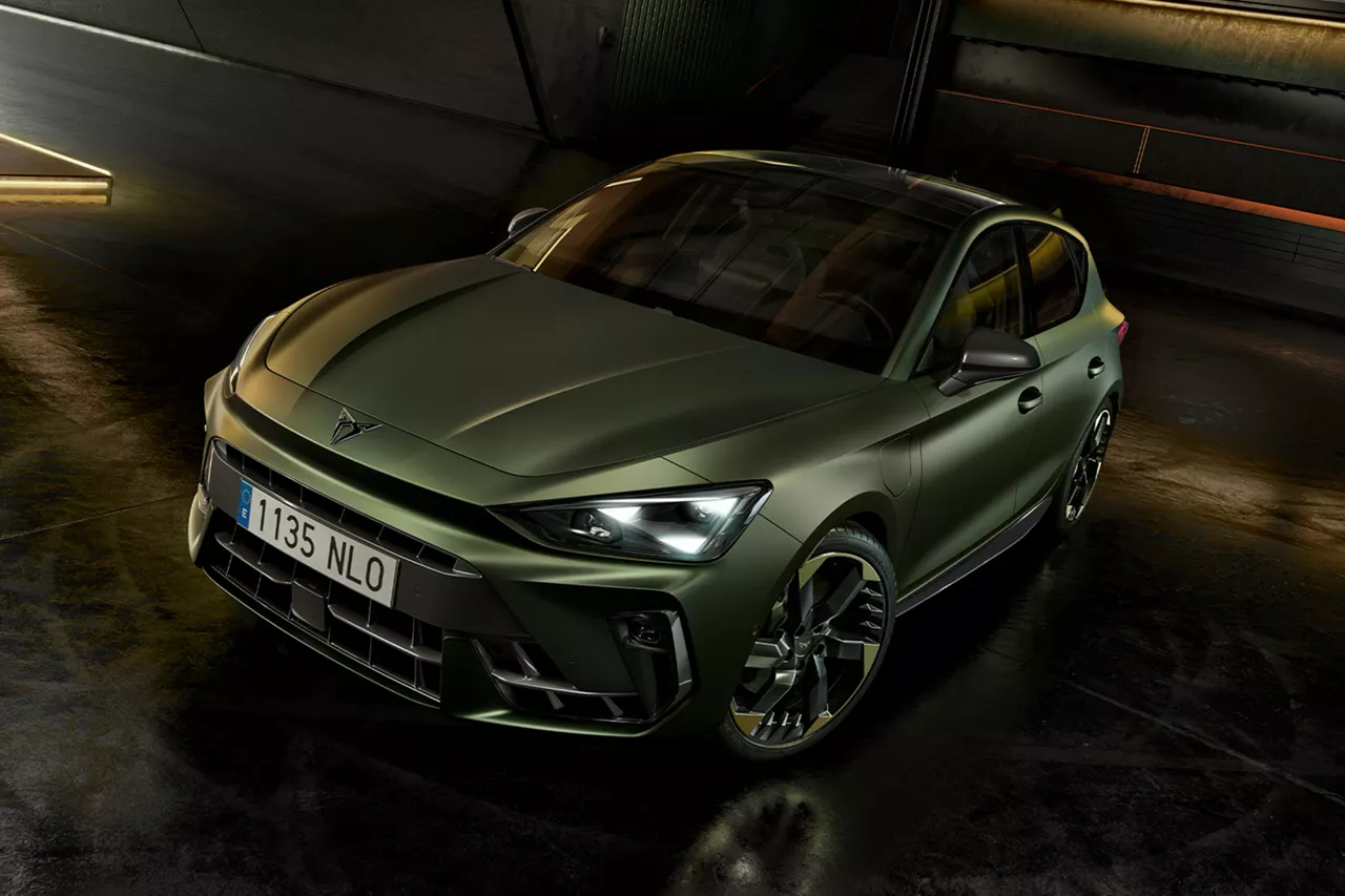 Un coche de Renting Cupra Leon, en una sala, vista lateral