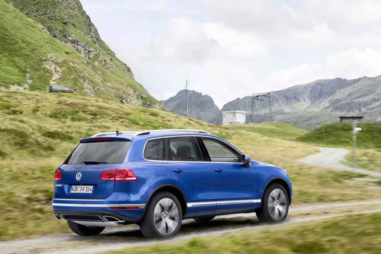 Blaues Auto auf Landstraße,Blaues Auto auf Landstraße