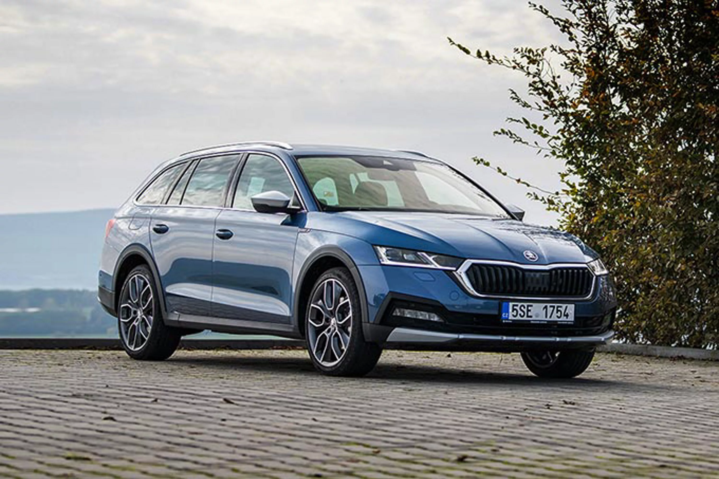 Niebieska Škoda Octavia Combi stoi na parkingu. 