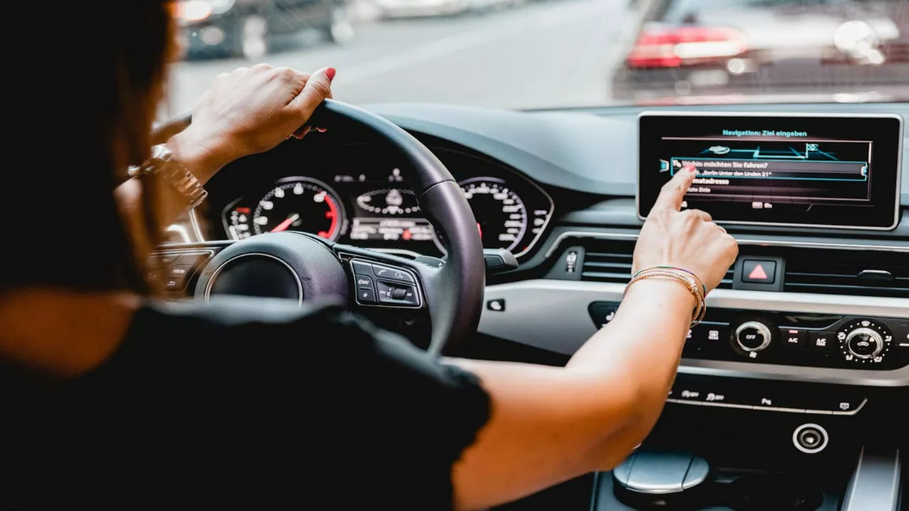 Rundfunkbeitrags-Abwicklung: Fahrer schaltet sorgenfrei Radio ein.