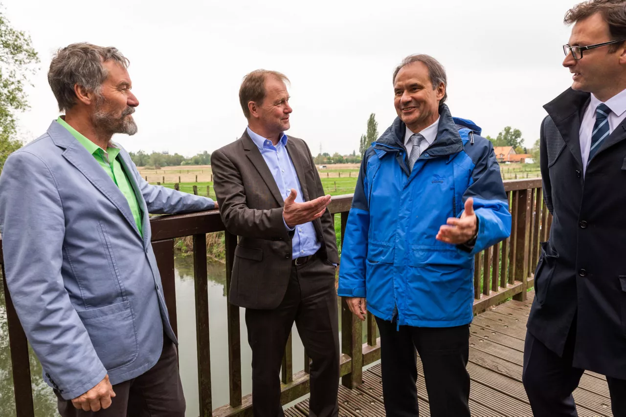 Lars Henner Santelmann (Vorstandsvorsitzender der Volkswagen Financial Services AG) (2. v.l.) gemeinsam mit Dr. Bernd Hoppe-Dominik (Verbandsvorsteher des Wasserverbands Mittlere Oker) (1. v.l.), Ulrich Markurth (Oberbürgermeister der Stadt Braunschweig) (3.v.l.) und Julien Mounier (Vorstandsvorsitzender BS|ENERGY) (4. v.l.) bei der Projekteröffnung.