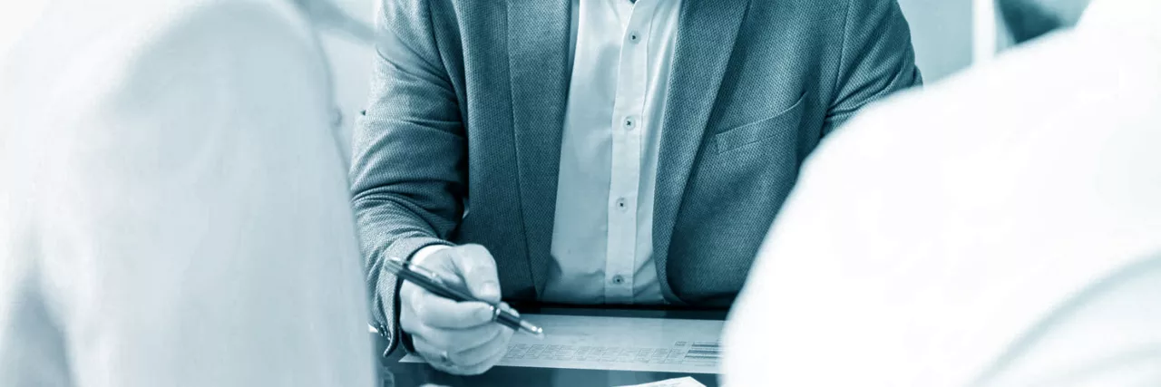 Consulente VWFS suggerisce leasing finanziario e noleggio NLT a clienti