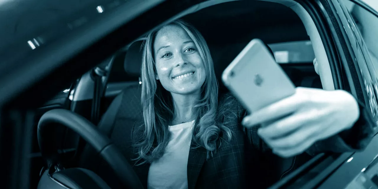 Donna naviga su sito web Volkswagen per controllare documenti