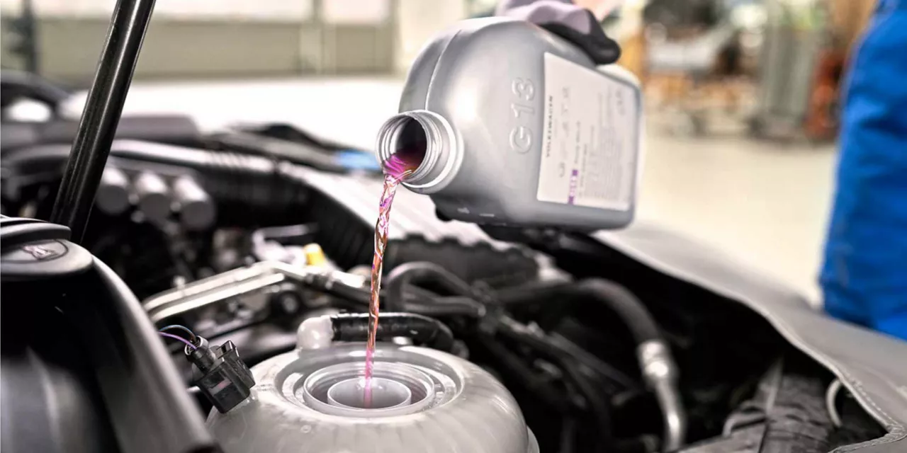Meccanico cambia olio a Audi e Volkswagen