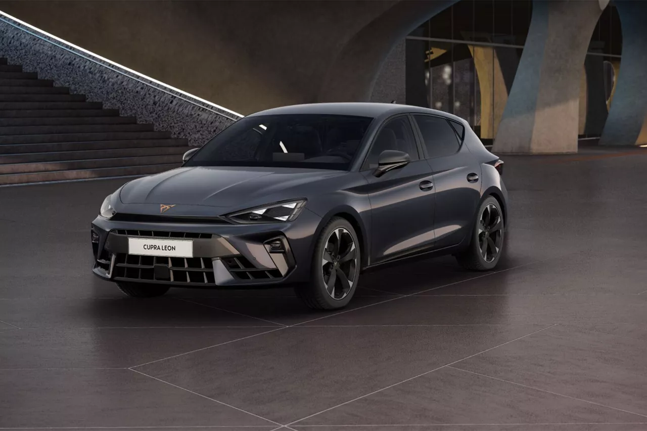 Un coche de Renting Cupra Leon, en una sala, vista lateral