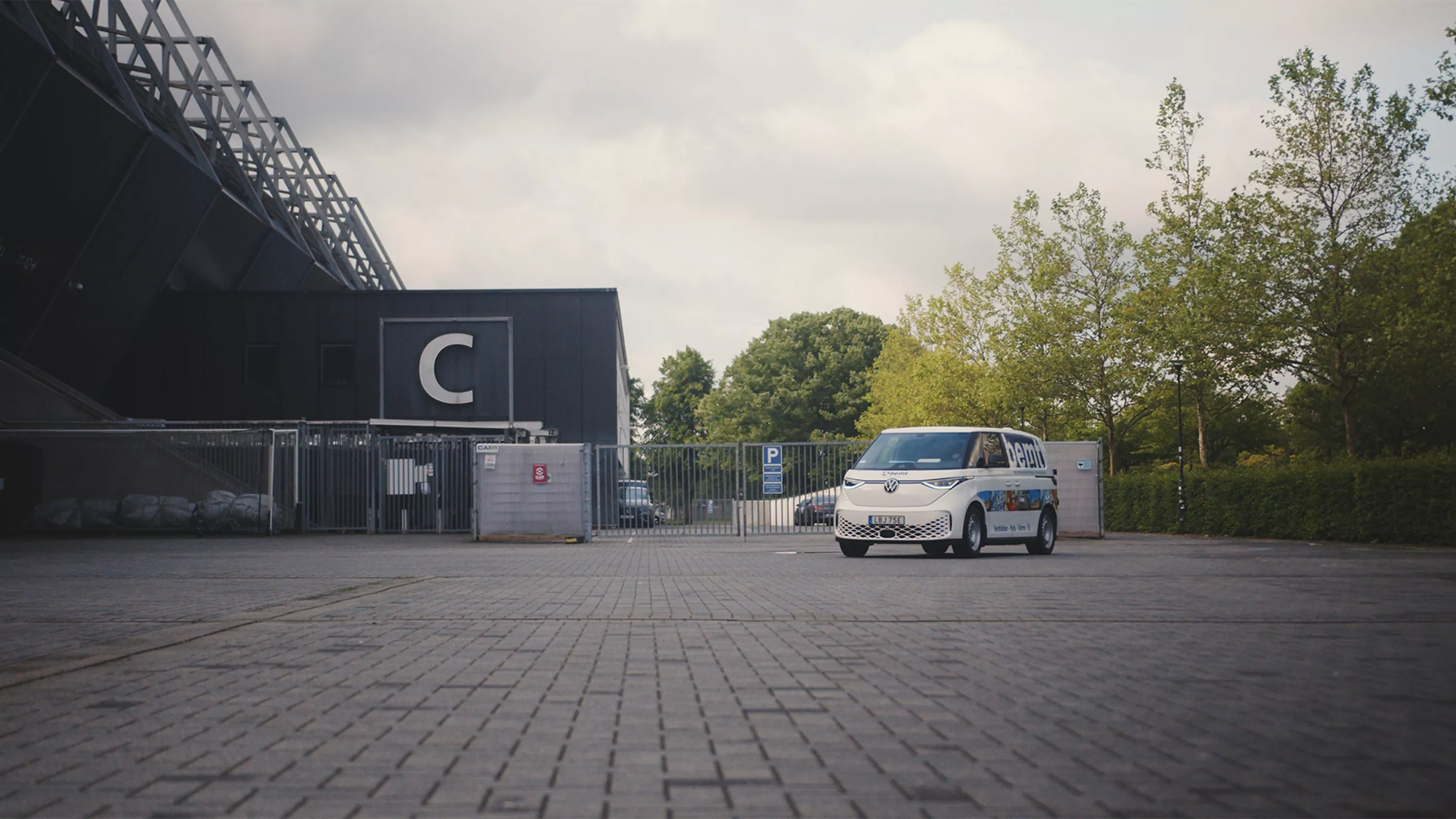 En bemt-profilerad VW ID. Buzz.