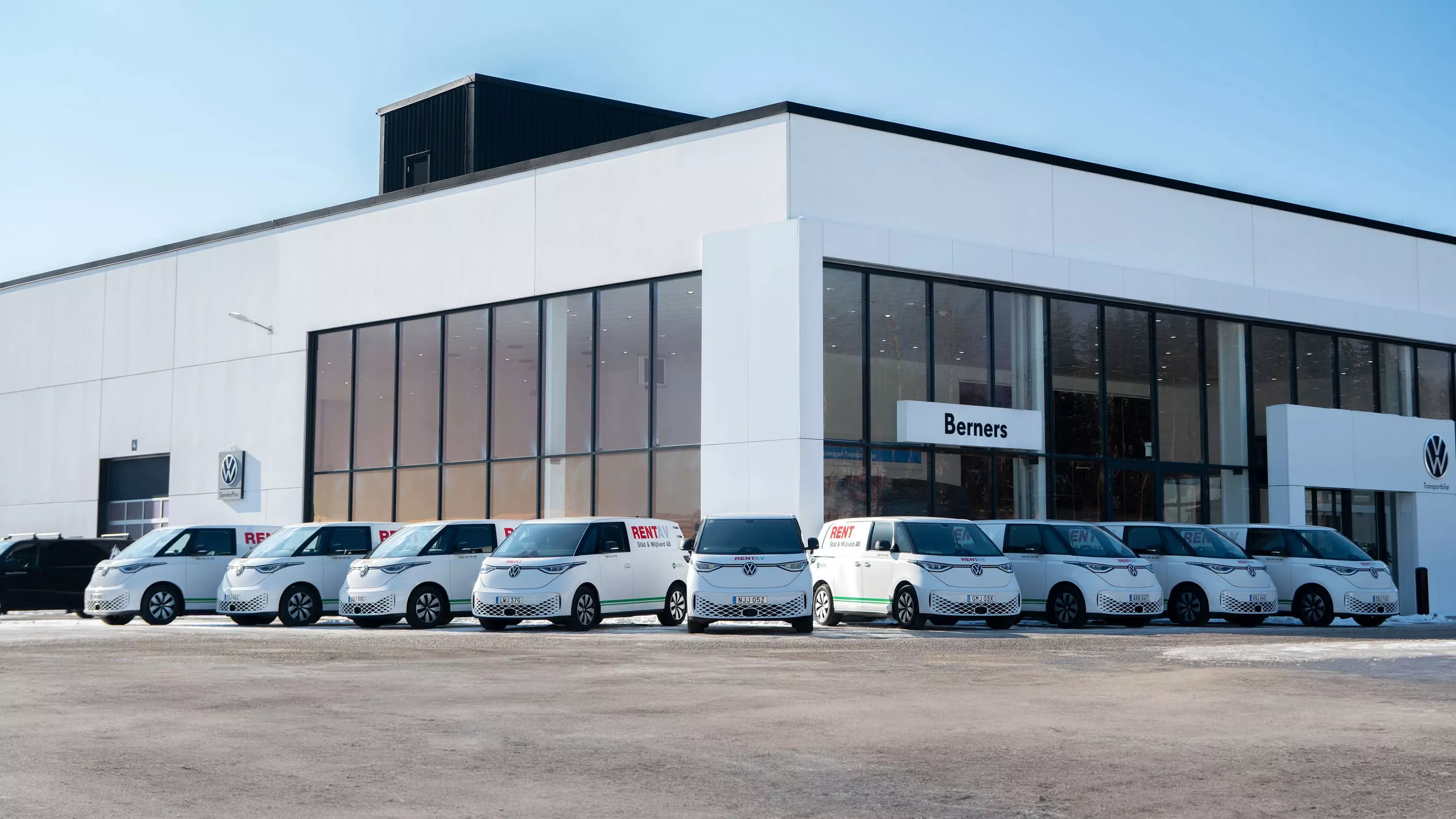 10 st. Rentav-profilerade Volkswagen ID. Buzz Cargo står på rad.