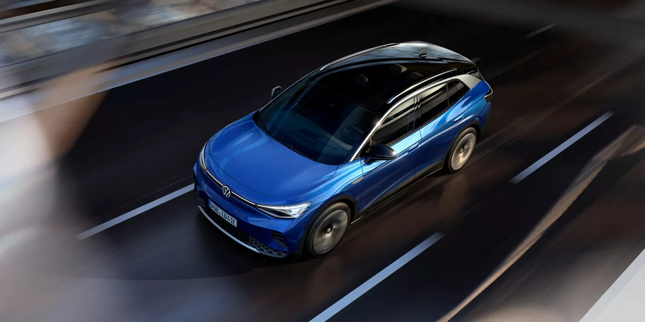 imagem volkswagen id4 azul em movimento