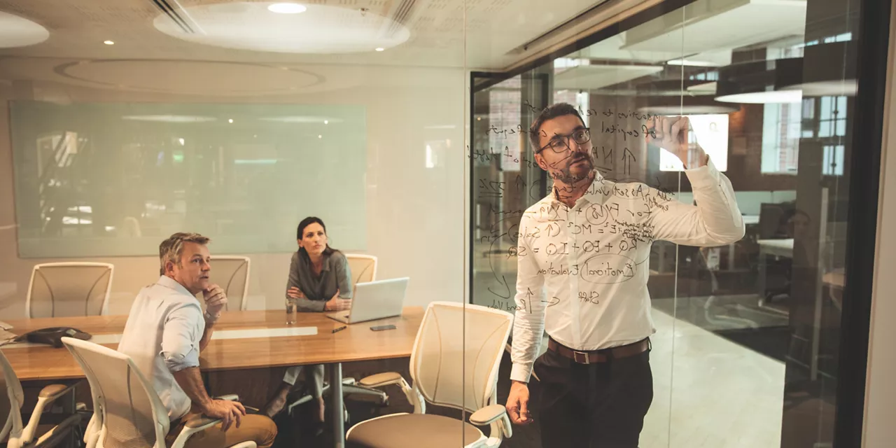 imagem de 3 pessoas em ambiente de trabalho