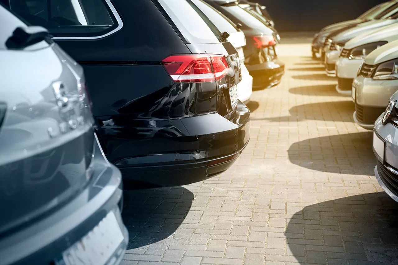 Elektroautos auf einem Parkplatz