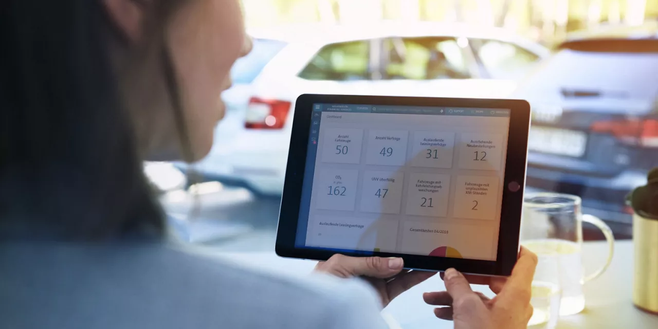 Flottenmanagerin nutzt FleetOnline und FleetCARS auf dem Tablet.