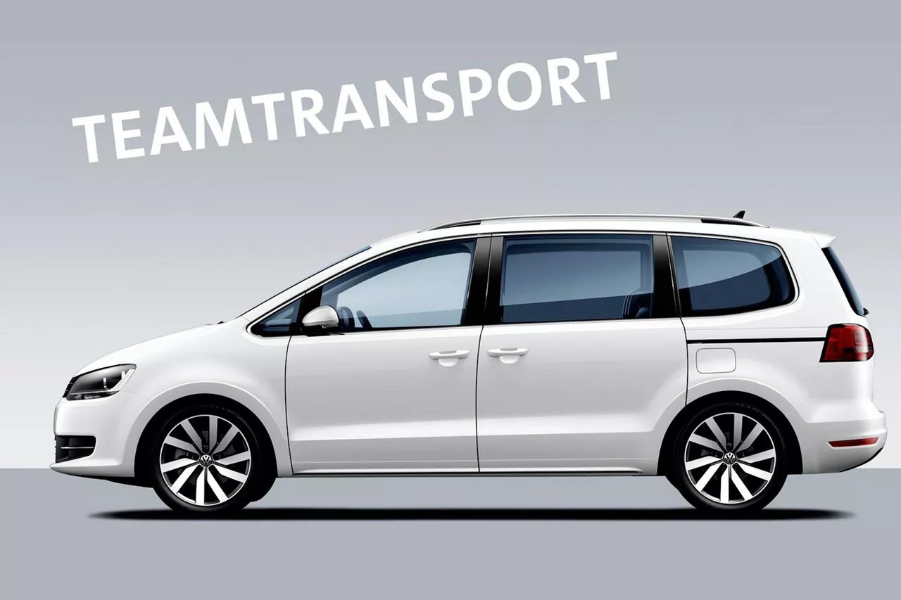 weisser-vw-sharan-vor-grauem-hintergrund-mit-schriftzug-teamtransport-dadrüber