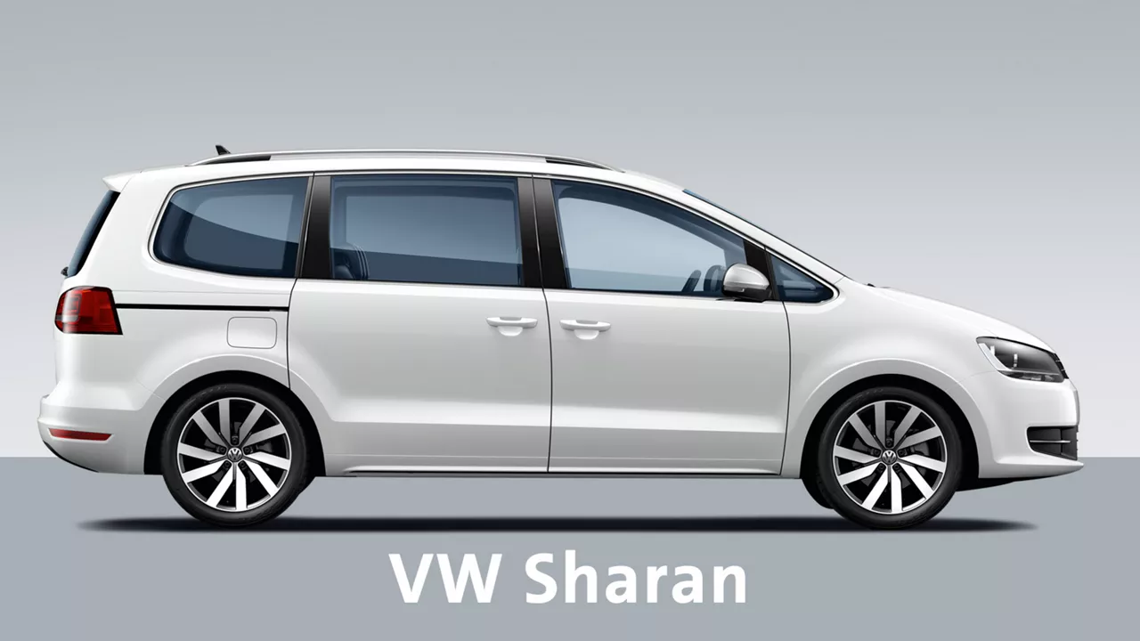 weisser-vw-sharan-vor-grauem-hintergrund