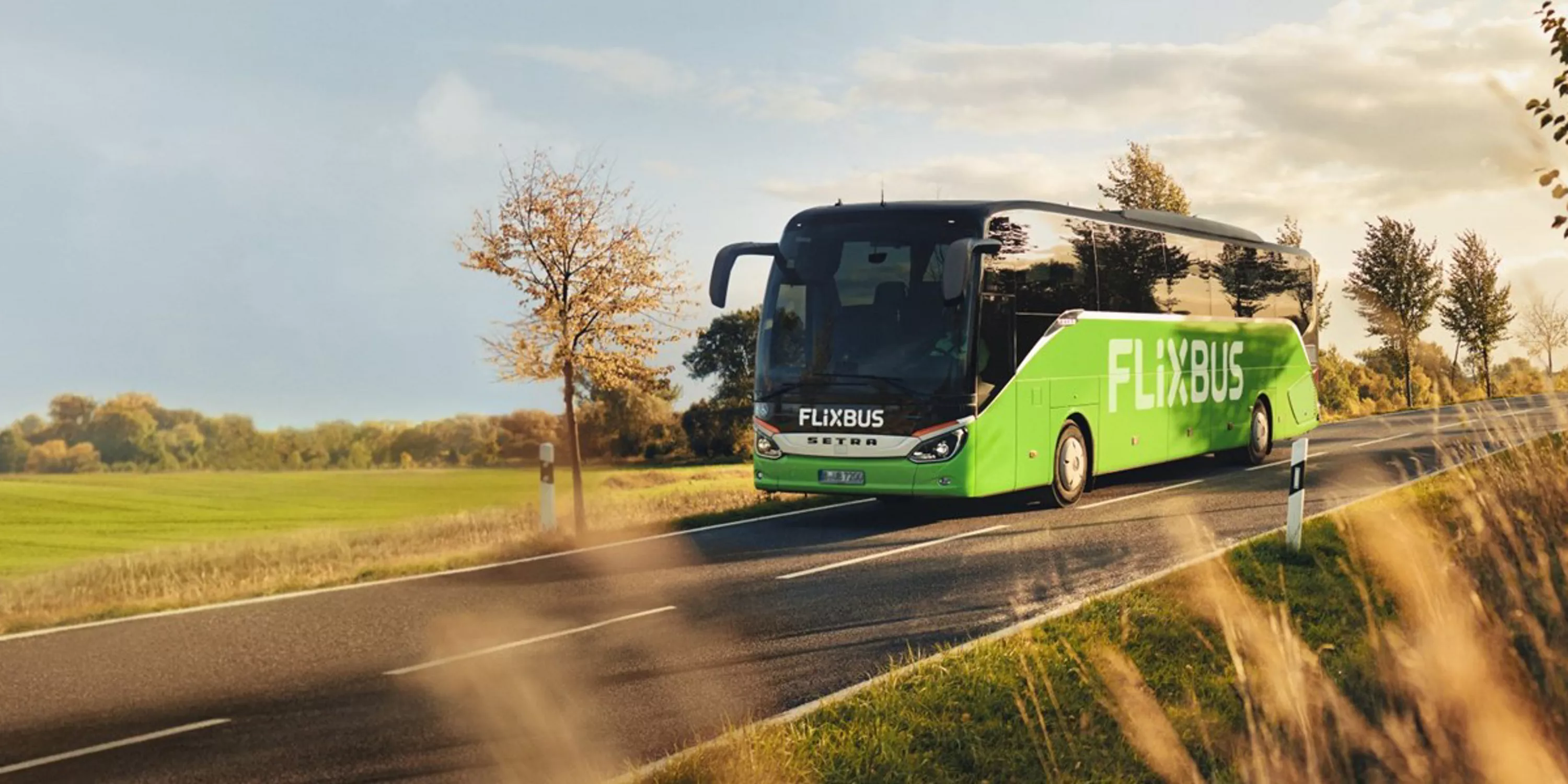 Zdjęcie pokazuje zielony autobus Flixbusa w trasie.