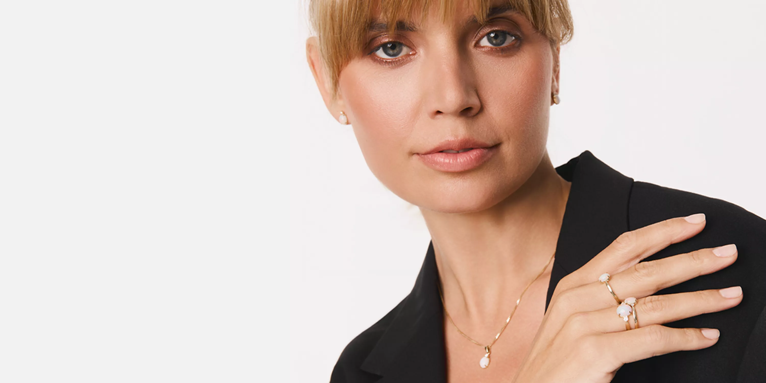 Kobieta pokazuje do zdjęcia swoja biżuterię.