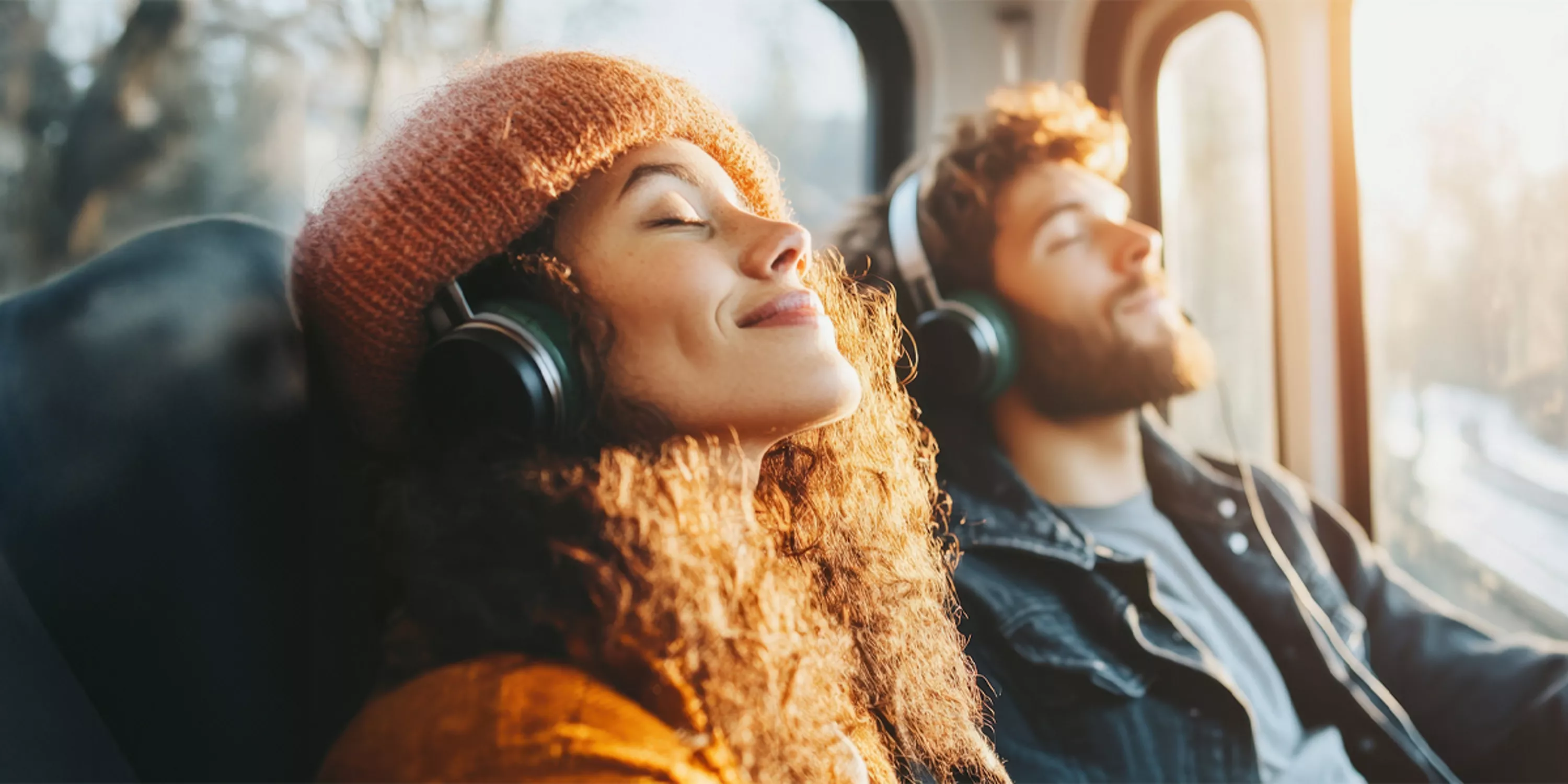 Wyluzowana para słucha muzyki w aucie.