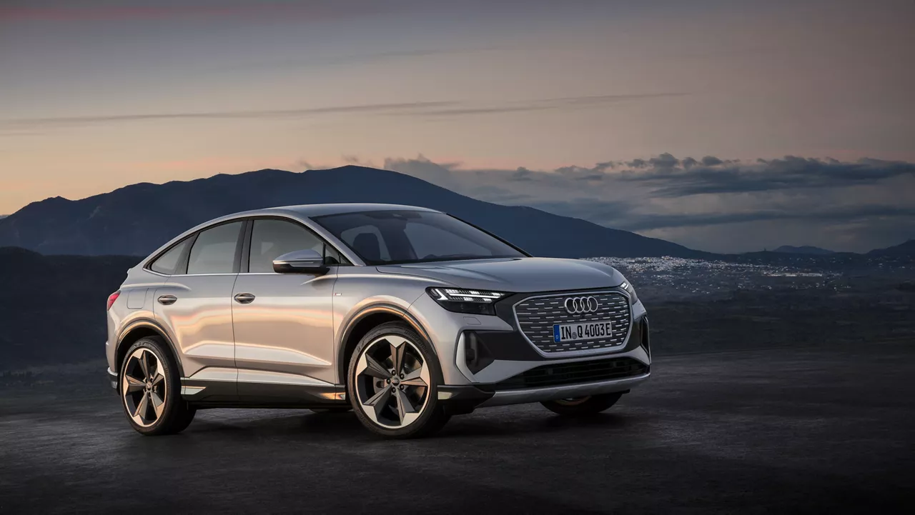 Vista lateral de un coche de Renting Audi Q4 E-TRON Sportback, color gris