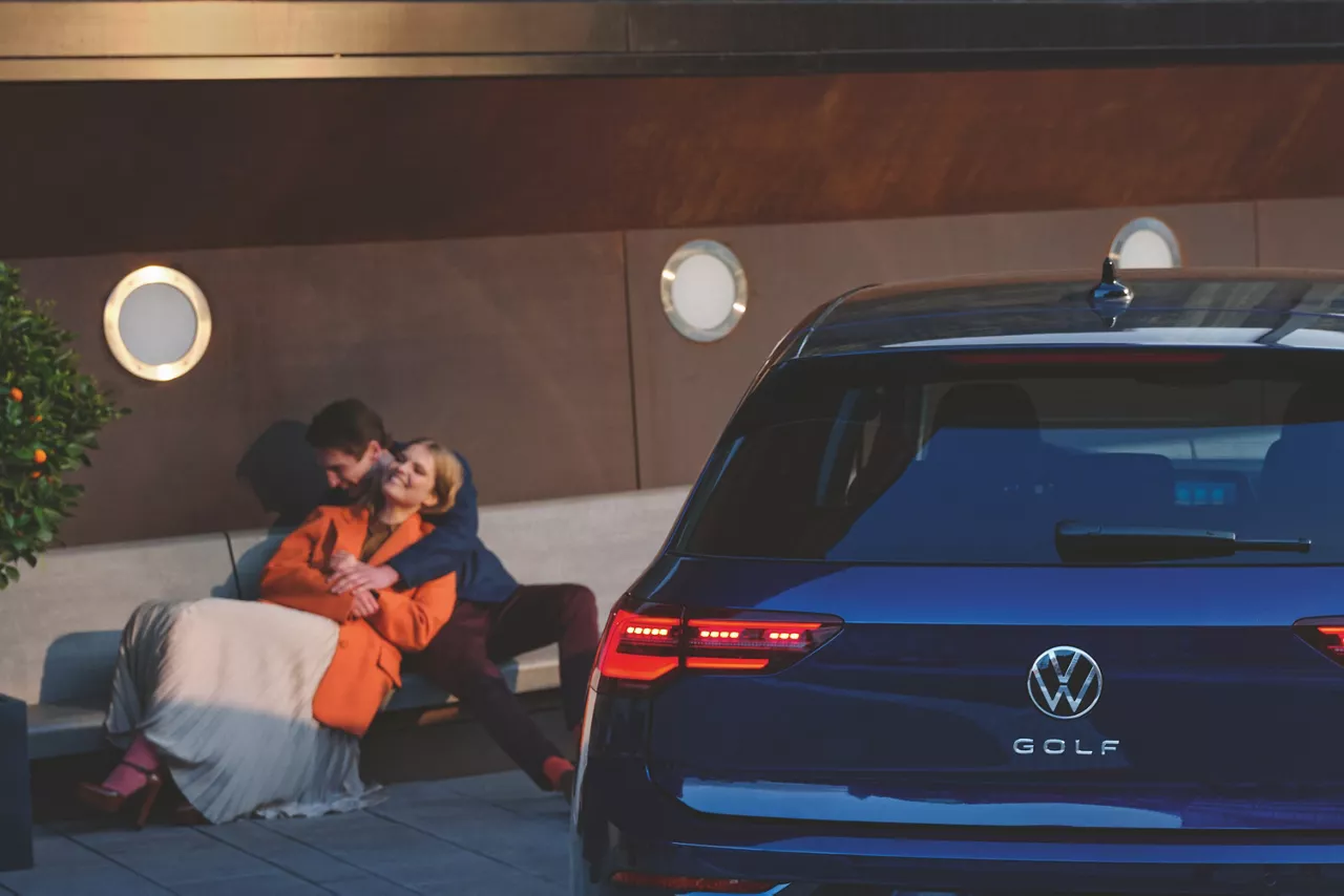 Paar schließt am Smartphone Auto Abo ab