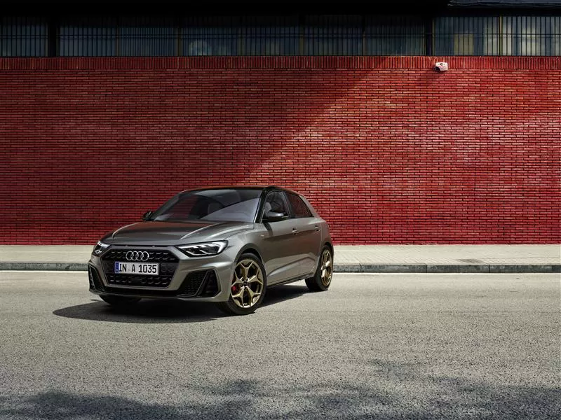 Un coche de Audi A1 Sportback en la carretera, vista frontal