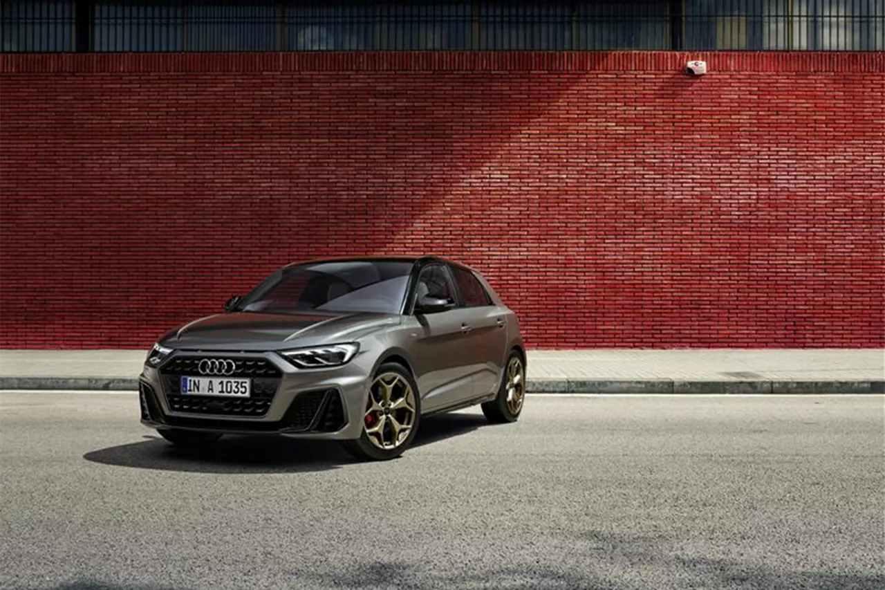 Un coche de Audi A1 Sportback en la carretera, vista frontal