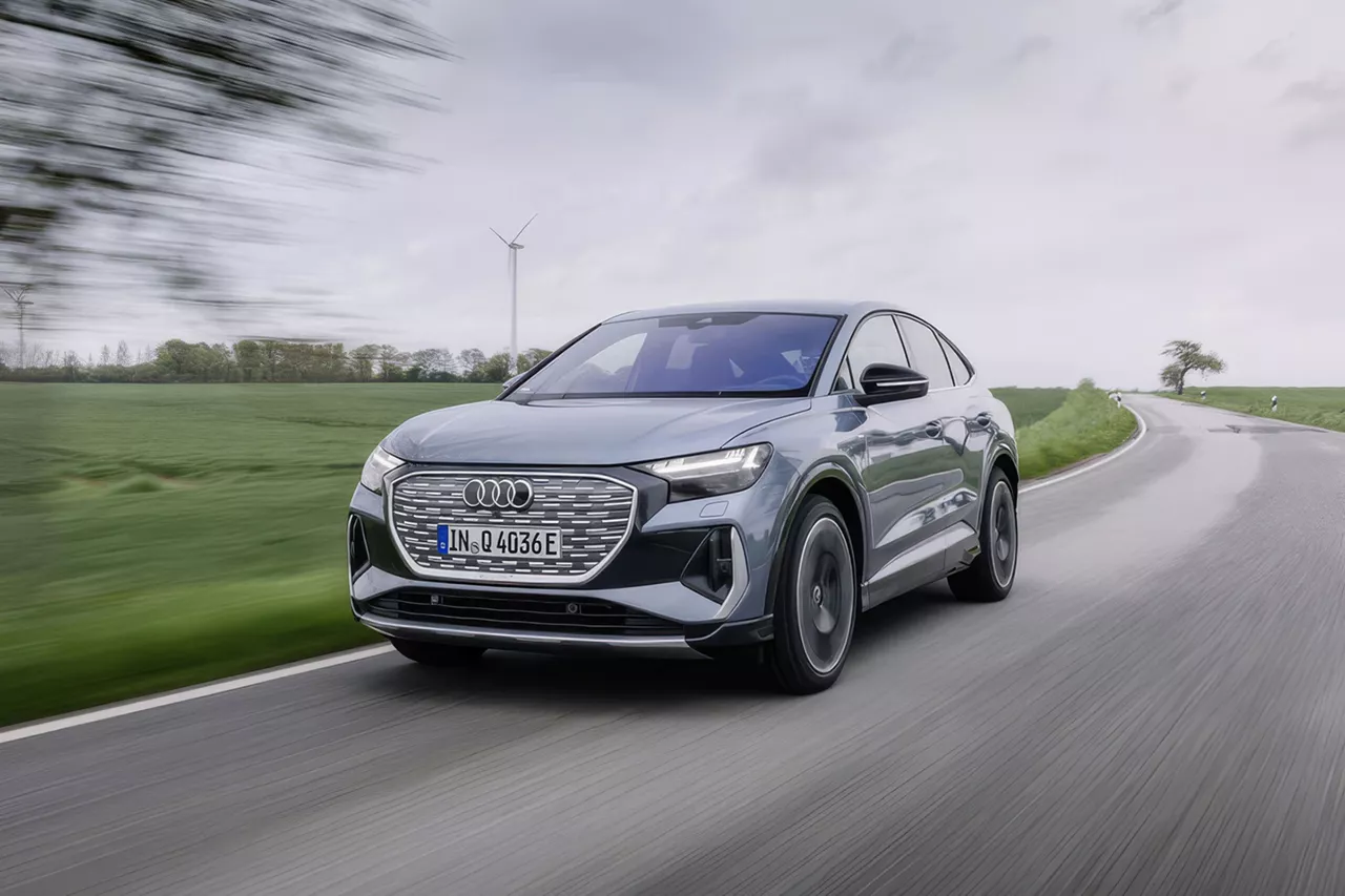 Un coche de Audi Q4 Advanced en la carretera, vista diagonal