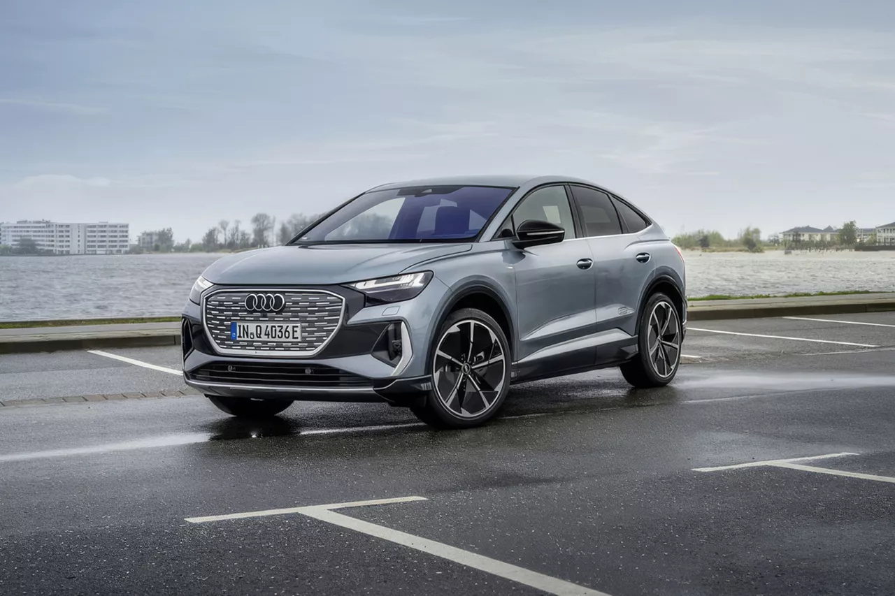 Un coche de Audi Q4 Genuine en la carretera, vista frontal