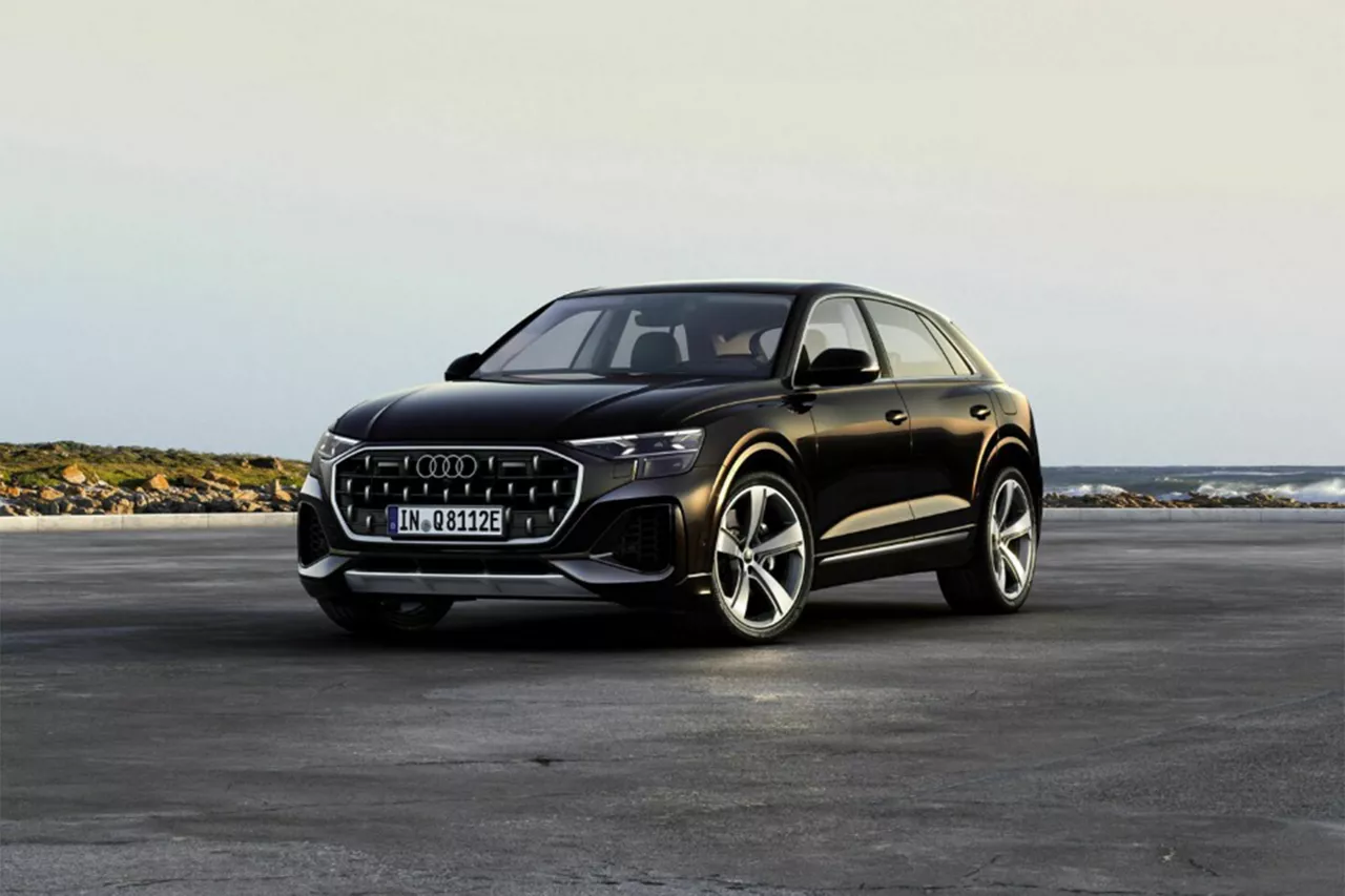 Un coche de Renting Audi Q8, en una carretera, vista frontal