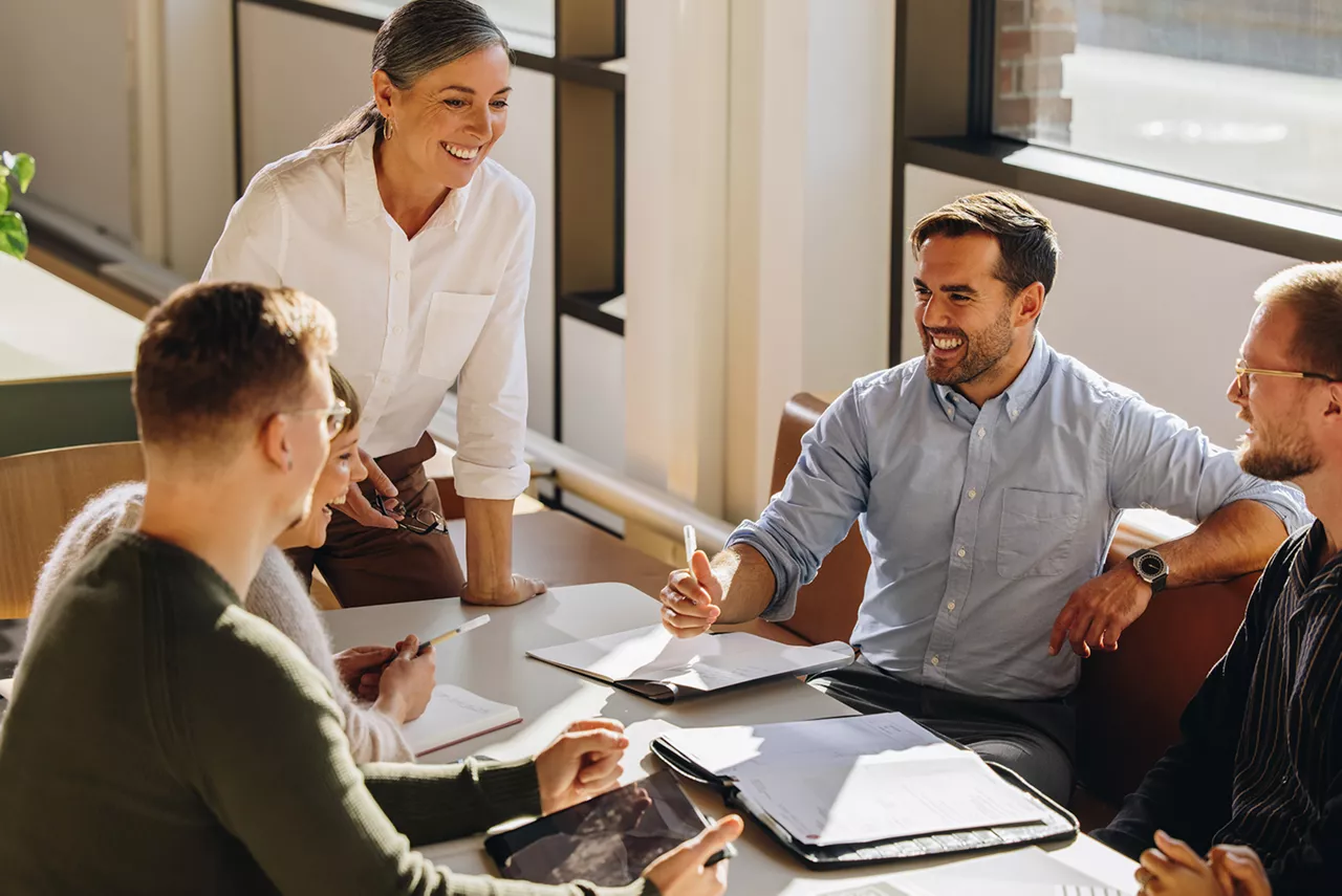 Un grupo de trabajadores conversando alrededor de una mesa