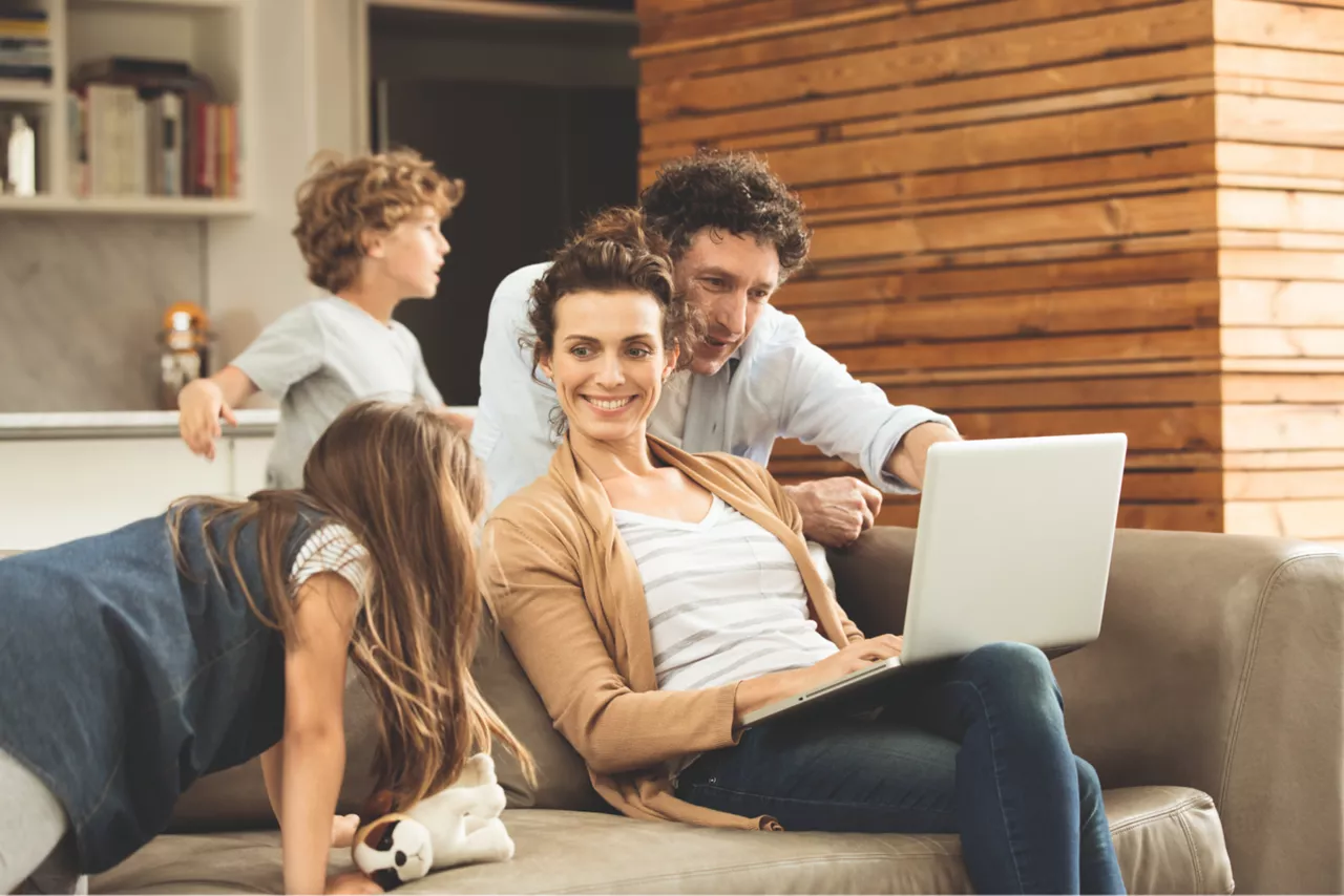 Seguro de Proteção Financeira Volkswagen: uma família composta por um homem, uma mulher, um menino e uma menino na sala.