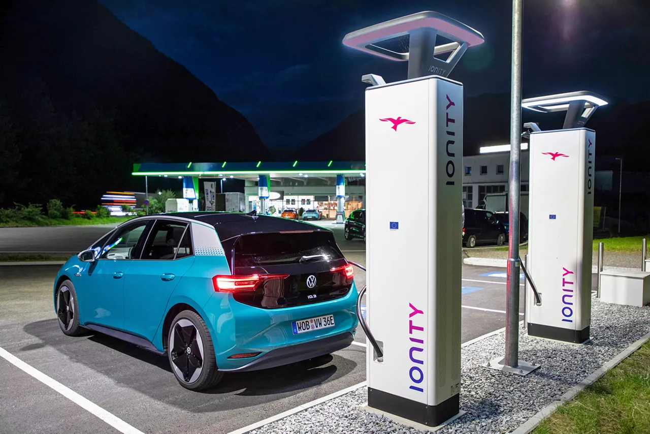 Elektroauto lädt an Ladesäule