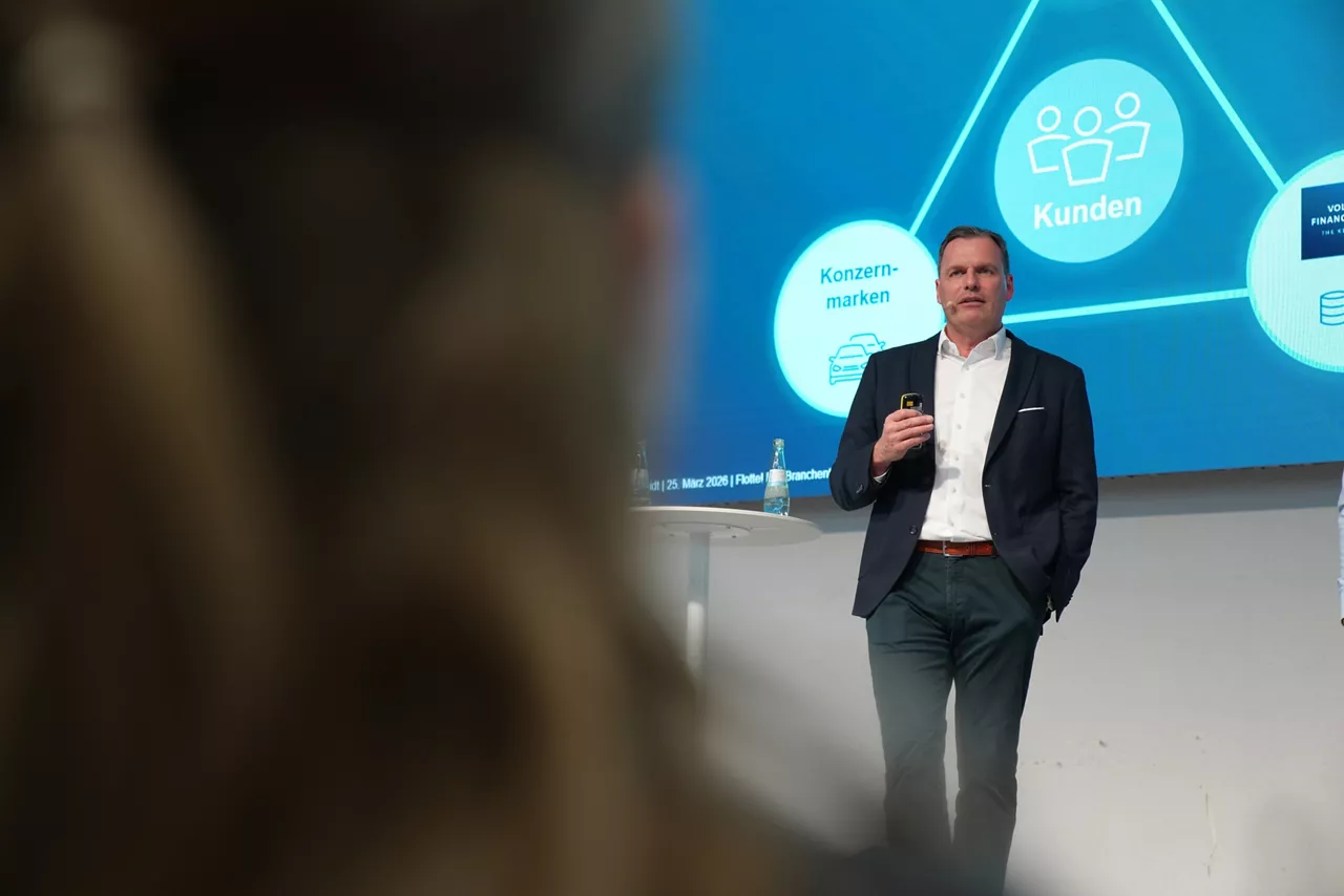 Jochen Schmitz, Leiter Vertrieb Großkunden Deutschland, Volkswagen Leasing GmbH, hält einen Vortrag auf der Messebühne.