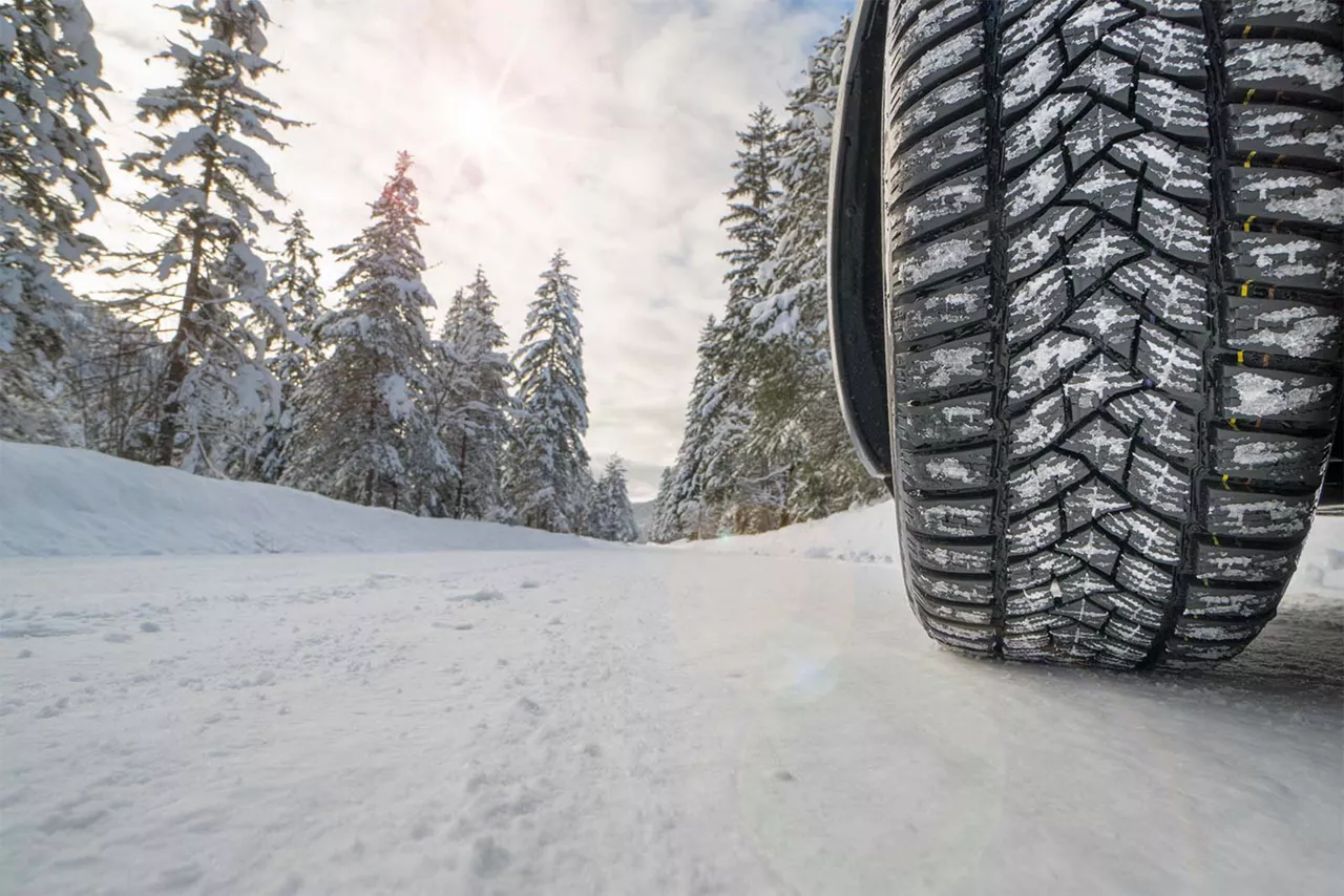 Autoreifen in schneebedeckter Umgebung