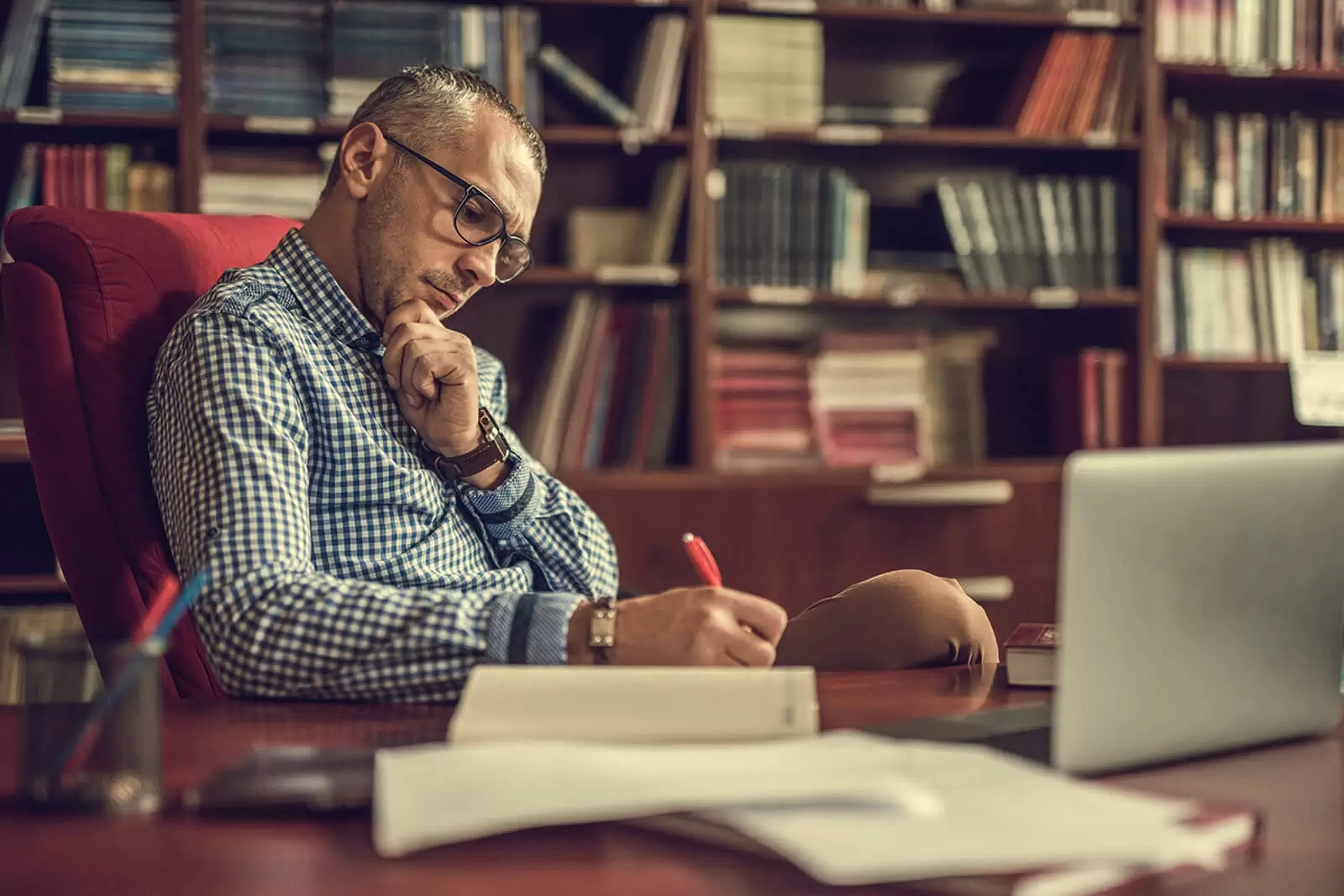 Mann am Schreibtisch.