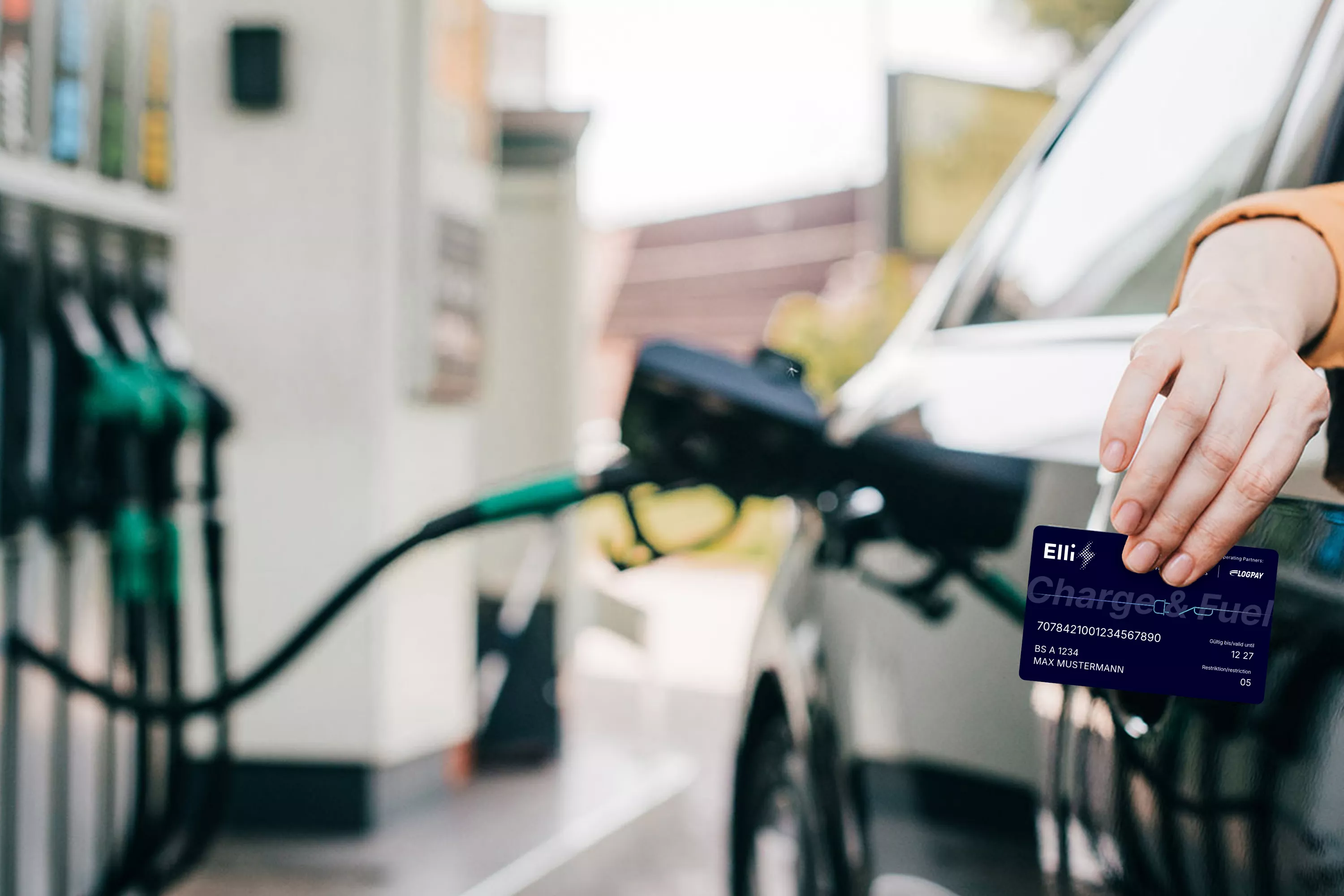Frau hält Tank- und Ladekarte aus dem Fenster