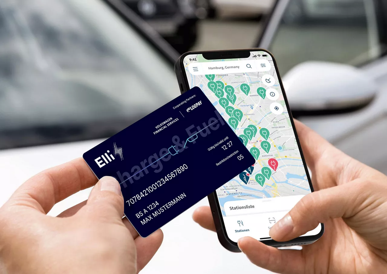 Person sucht nach Ladepunkten in der Nähe über die App auf ihrem Handy.