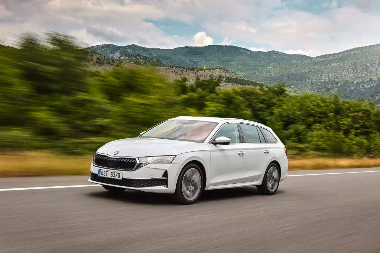 Un coche de Renting Skoda Octavia en la carretera, vista lateral