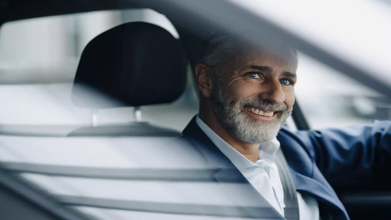 Mann sitzt im Auto