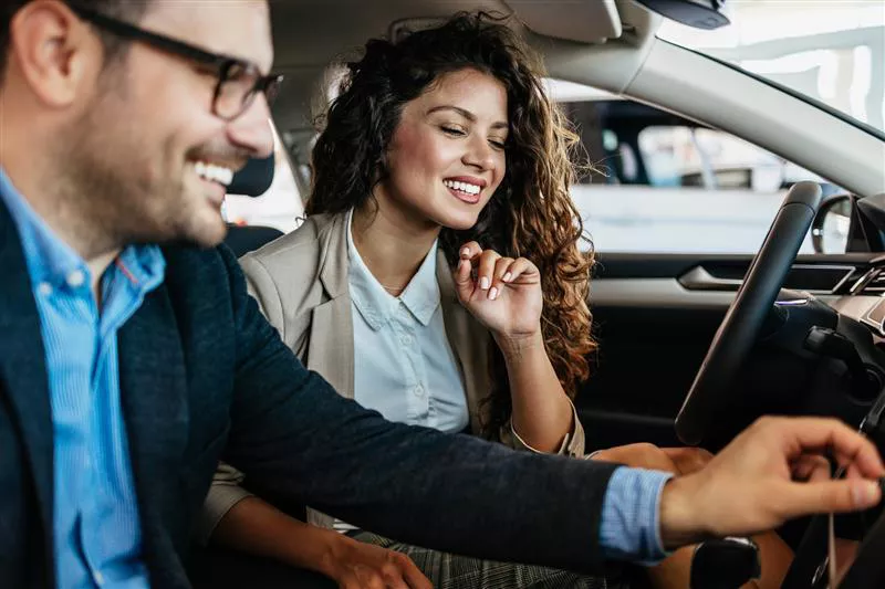 Grupo de personas reunidas en torno a una mesa en la oficina