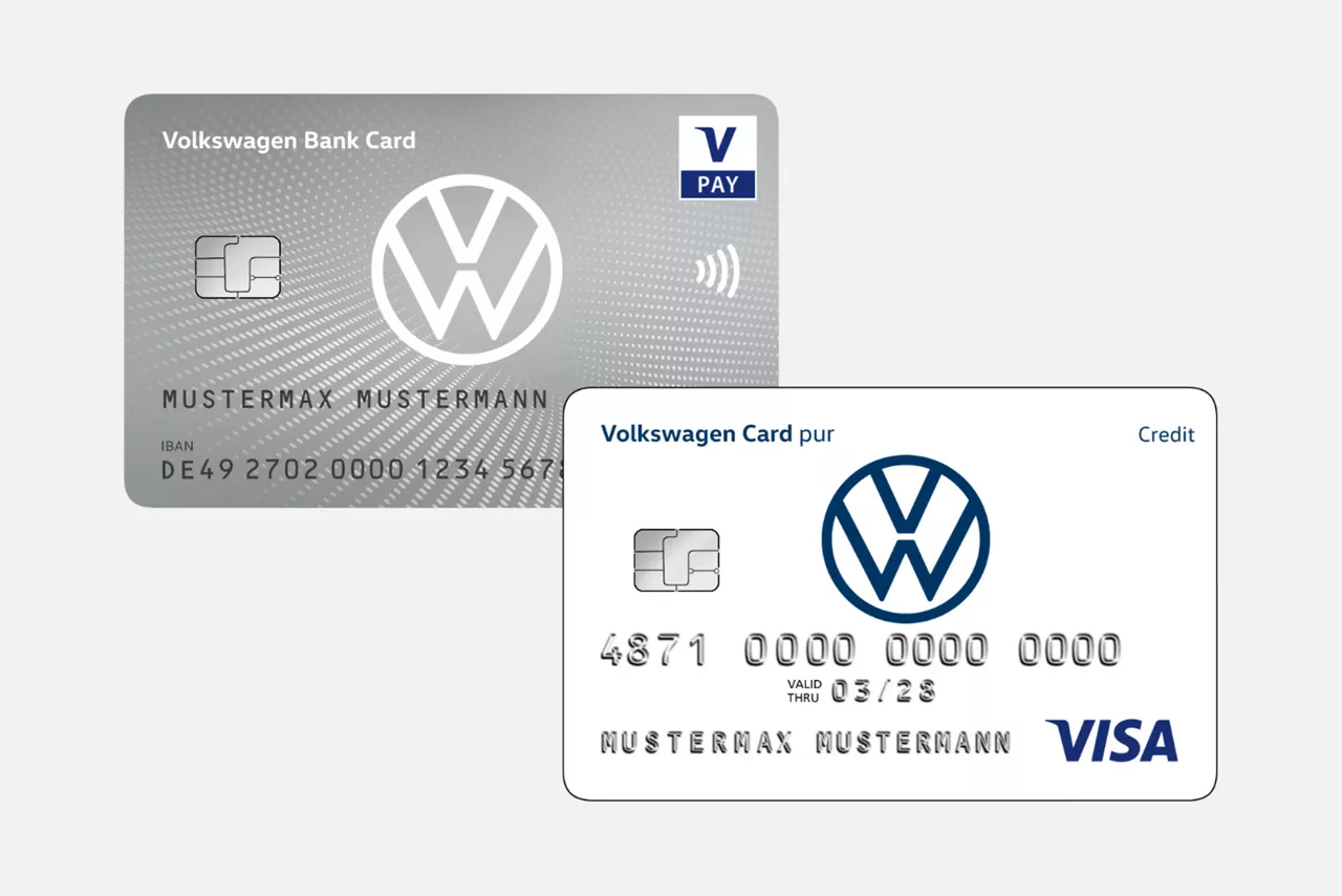 Zwei Karten, die Visacard Pur und Bankcard der Volkwagen Bank, vor einem grauen Hintergrund.