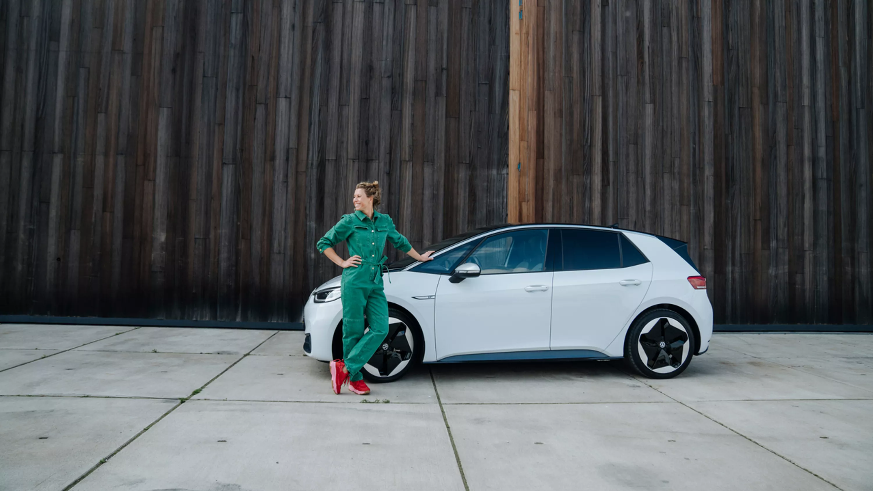 frau_vor_auto_golf