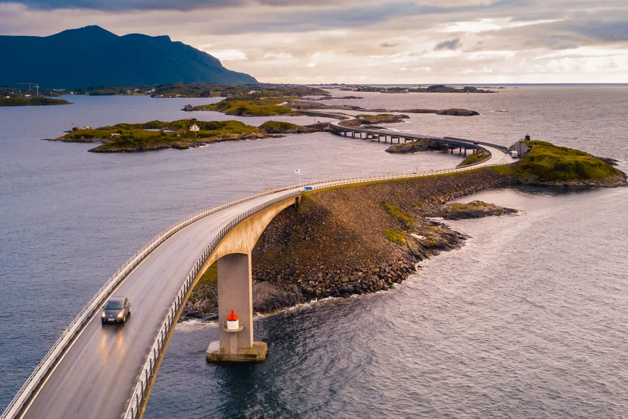 Un coche en un puente sobre unas islas