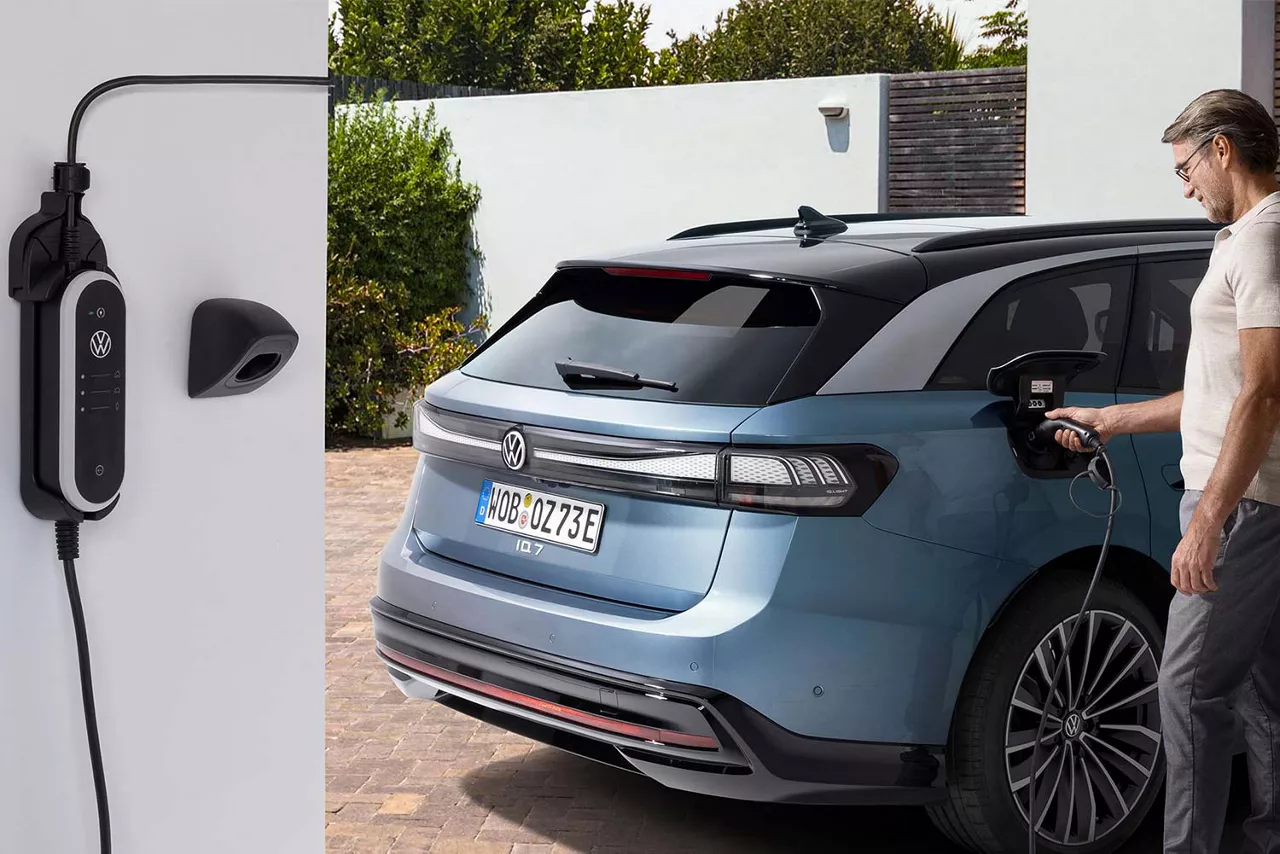 VW ID.7  lädt an einer Ladesäule