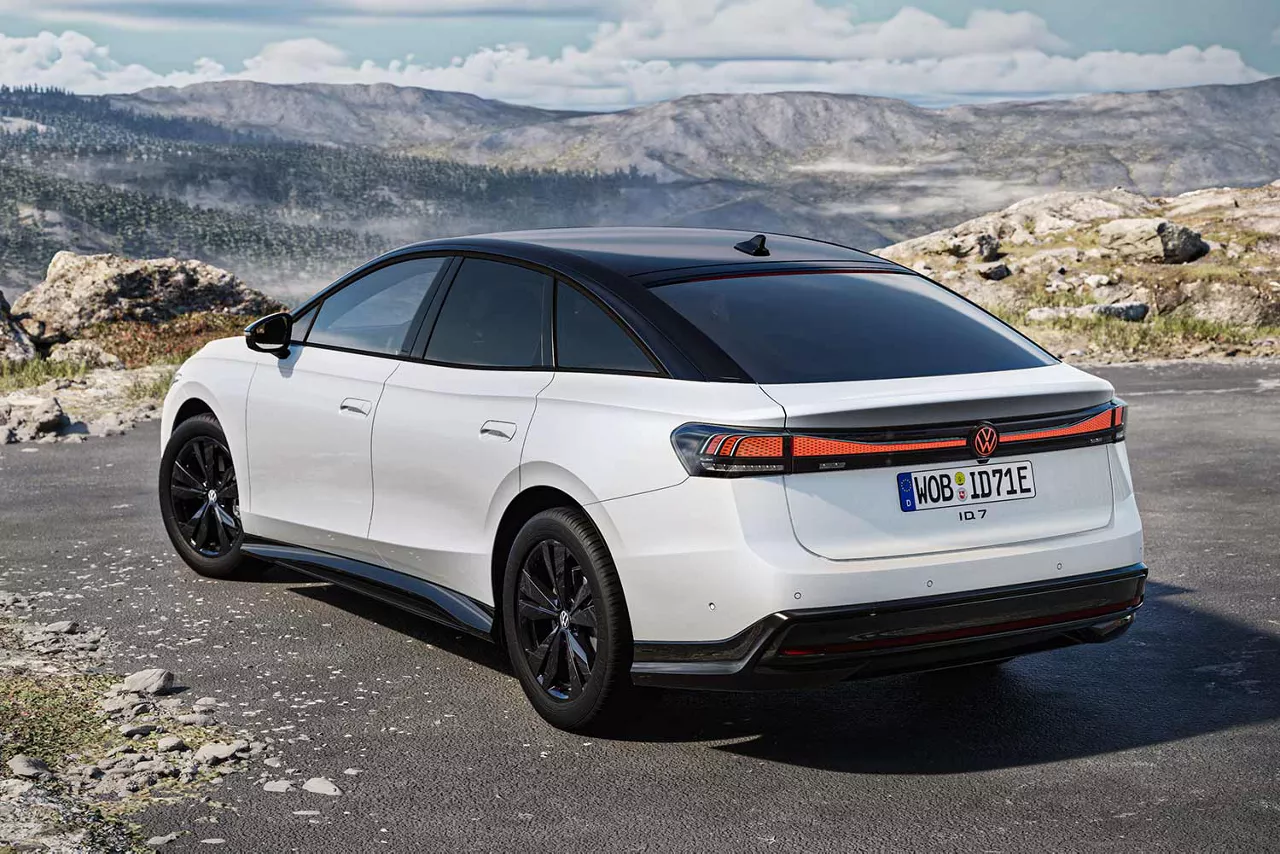 VW ID.7 Tourer von hinten auf einem Berg