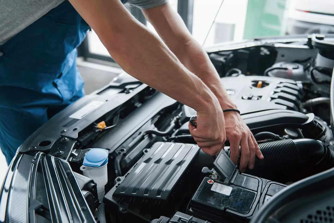 Un mecánico revisando un coche en un taller oficial del Grupo Volkswagen