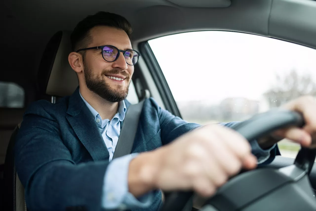 Uomo al volante di una volkswagen t-roc noleggiata con NLT 