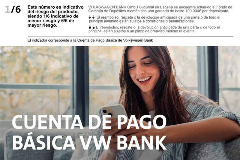 Chica mirando al movil mientras sonrie