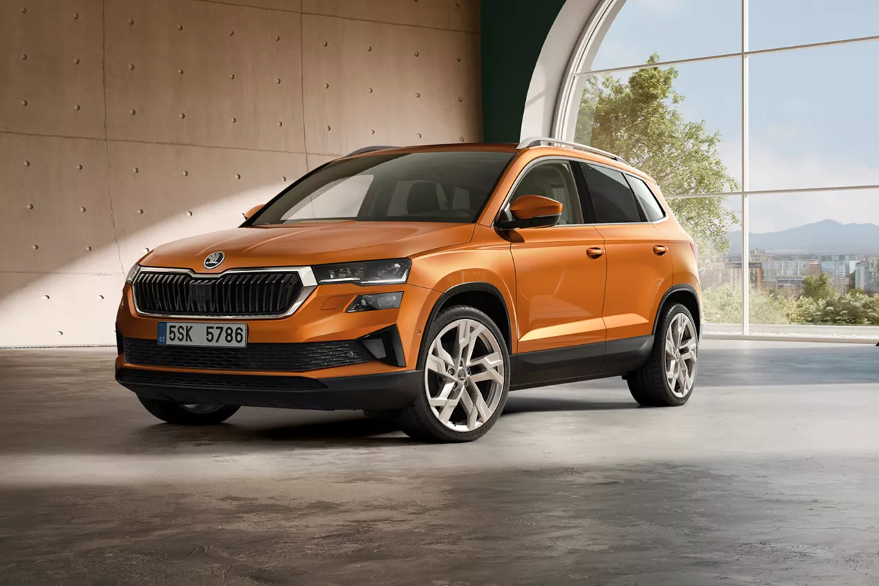 Un coche Skoda Karoq Selection en la carretera, vista frontal