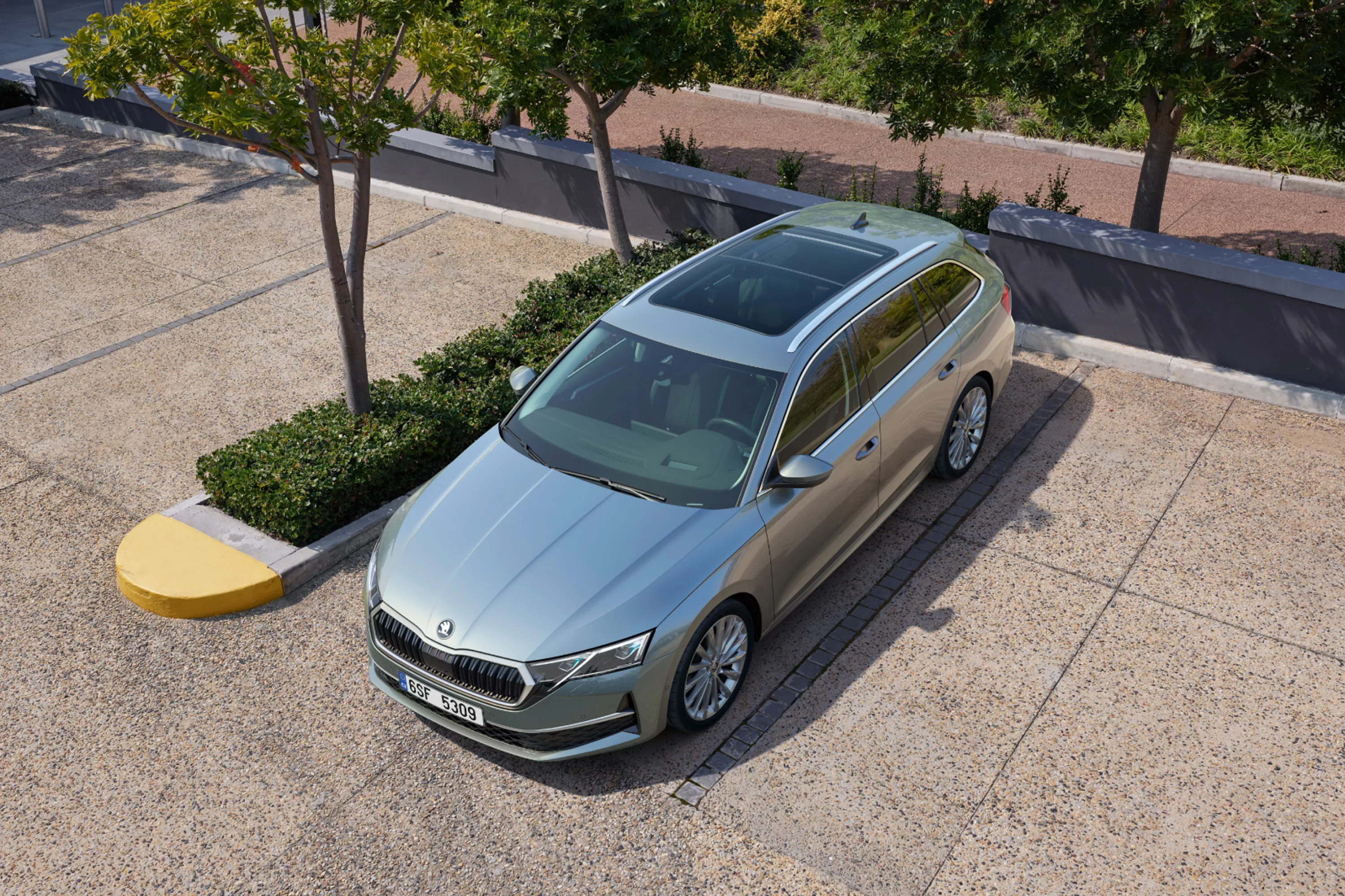 Vista lateral de un coche de Skoda Elroq, en movimiento 